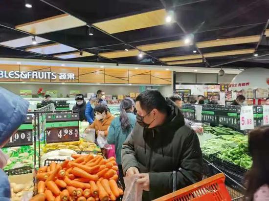  湖北武汉的武商量贩超市内，货源充足