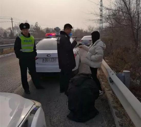 2019年1月，民警在长春“疑似网约车司机对女乘客下药”案件现场
