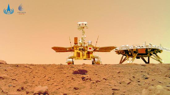 “着巡合影”图，摄影：“祝融号”火星车
